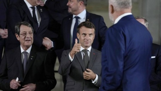 Fotoja që u bë virale në mediat e huaja: Presidenti Macron i bën shenjën e veçantë kryeministrit Rama! Arsyeja?