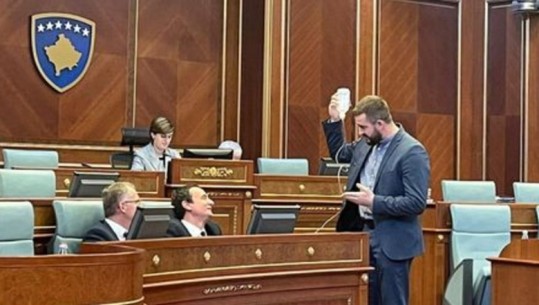 FOTOLAJM/ Albin Kurti ‘merr serum’ në parlament! Deputeti: Është sëmurë