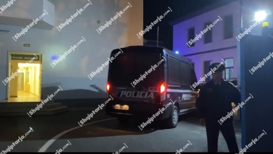 FNSH dhe policia zbarkojnë në Elbasan, kontrolle 'blic' për personat në kërkim që lëvizin me armë! Sekuestrohet 1 kg heroinë