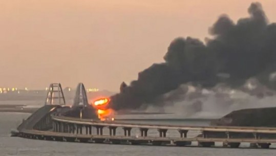 Shpërthime të fuqishme në 6 të mëngjesit! Merr flakë treni, digjet ura që lidh Krimenë me Rusinë (VIDEO)