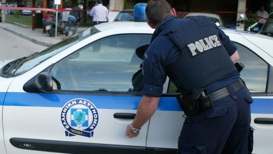‘Sa të mbaroj gjyqi do t’ju gjej dhe do t’ju vras’/ Biznesmeni shqiptar në Greqi tenton të djegë ish-gruan me benzinë dhe i vuri thikën në fyt vjehrrit, dënohet me 7 vite burg 