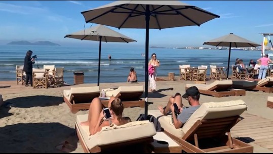 Në Vlorë dhe Durrës, pushuesit plazh edhe në tetor: Tani është koha më e mirë për të pushuar, po mbajti koha do vijmë edhe në nëntor