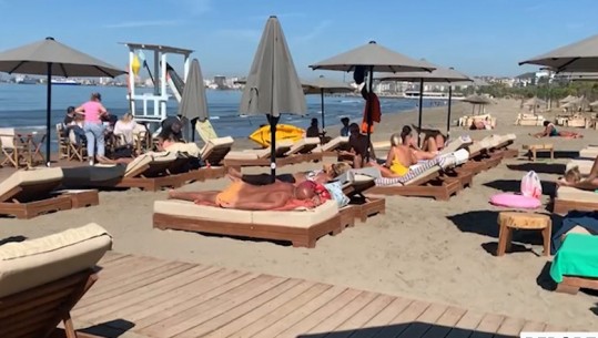 Në Vlorë dhe Durrës, pushuesit plazh edhe në tetor: Tani është koha më e mirë për të pushuar, pa mbajti koha do vijmë edhe në nëntor