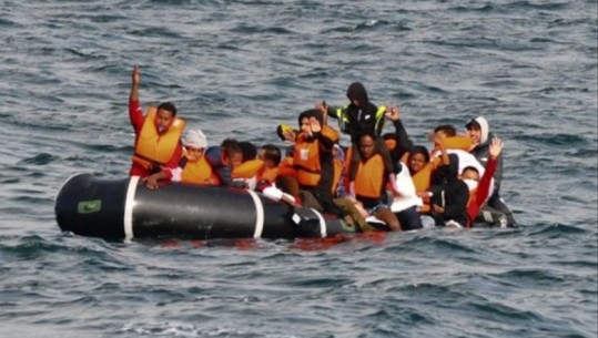 Rrezikuan jetën për të kaluar kanalin 'La Mansh', shpëtohen 83 emigrantë të nisur drejt Britanisë së Madhe