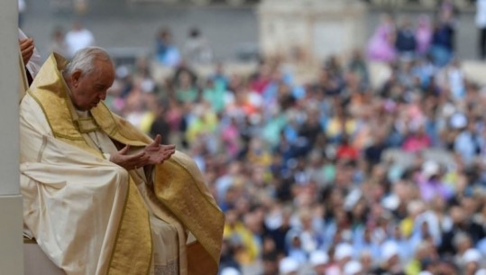 Papa i bën thirrje botës ‘të mësojë nga historia’ mbi kërcënimet bërthamore