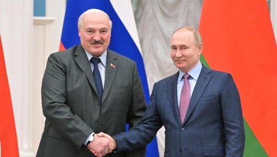 Lukashenko ‘nuk zhgënjen’: Trupat e Minskut, krah atyre ruse