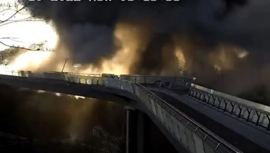 VIDEOLAJM/ Këmbësori po kalonte, momenti kur në Kiev hidhet në erë ura
