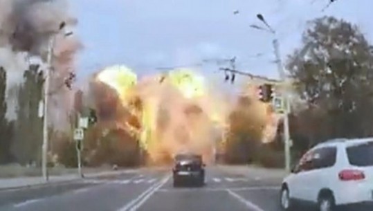 VIDEO/Pamje apokaliptike në qytetin ukrainas! Momenti kur raketa godet ndërtesën në Dnipro  