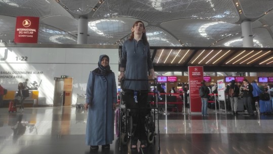 Për herë të parë në jetë, gruaja më e gjatë në botë udhëton me avion 