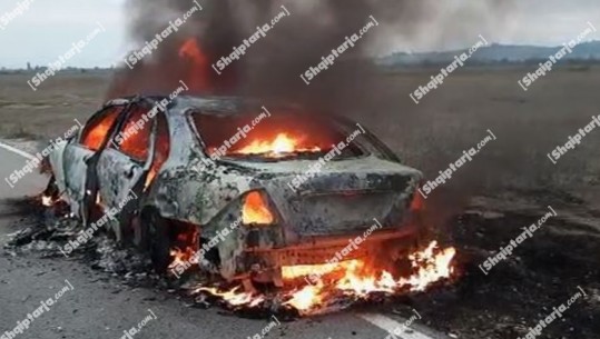  Flakët shkrumbojnë ‘Benz-in’ në Fier! Dyshohet se makina është braktisur dhe i është vënë zjarri qëllimisht