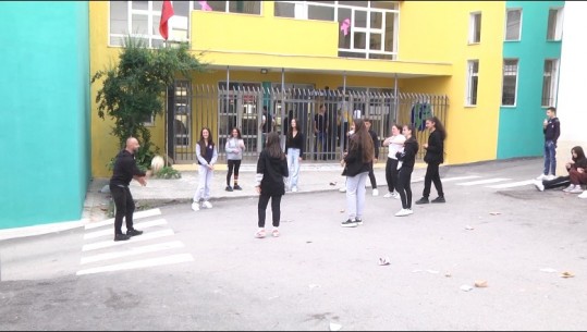 Tiranë/ 2 shkolla në anë të rrugës pa oborr, nxënësit në rrezik, fiskulturë në rrugën ku ecin makinat: Duam kushte, s’kemi një palestër
