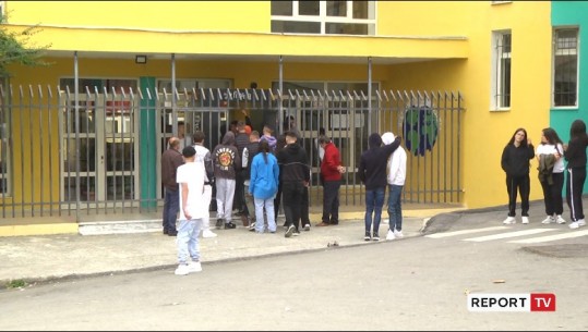 Tiranë/ 2 shkolla në anë të rrugës pa oborr, nxënësit në rrezik, fiskulturë në rrugën ku ecin makinat: Duam kushte, s’kemi një palestër