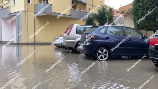 Reshjet e shiut ‘paralizojnë’ bllokun e banesave në Lezhë, niveli i ujit vështirëson lëvizjen e këmbësorëve dhe automjeteve