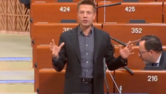 ‘Kosova është Evropë’, deputeti ukrainas flet shqip! Drejton thirrjen për shtetet, që të njohin pavarësinë e saj (VIDEO)
