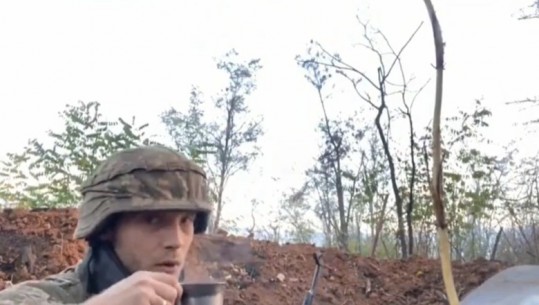 Në njërën dorë kallashnikovin, në tjetrën filxhanin e kafesë, selfie e pazakontë e ushtarit ukrainas në mes të luftës, rrezikoi që të filmonte fundin e tij ‘live’ (VIDEO)