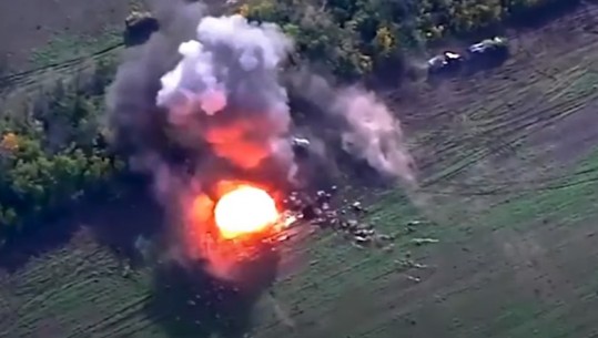 VIDEO/ Forcat ukranase shkatërrojnë kolonën me automjete të blinduara ruse! Kievi: Goditëm me sistemin raketor amerikan ‘MLRS’