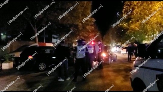 Sherr mes 3 shoferëve për vendin e parkimit në Vlorë, përplasin makinat e njëri-tjetrit (VIDEO)