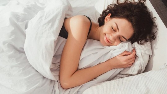 Çfarë i ndodh trupit tuaj kur flini gjithmonë në orën 22:00?