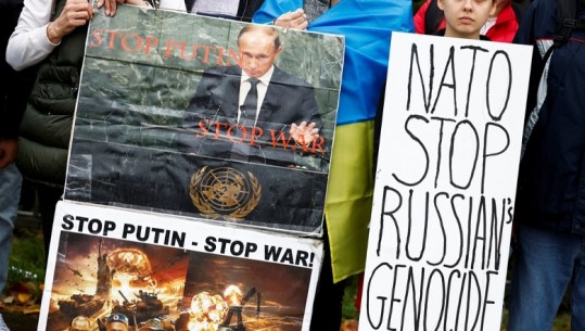 Protestuesit mblidhen jashtë selisë së NATO-s për krimet në Ukrianë: Stop genocidit nga Rusia