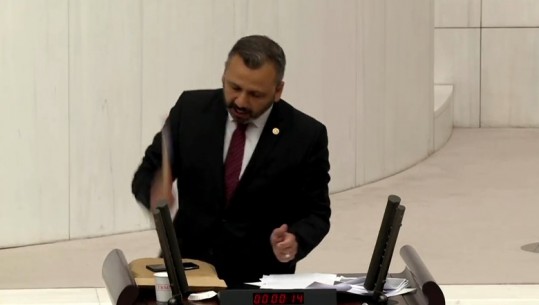 VIDEOLAJM/ Ishte kundër një projektligji, deputeti turk thyen telefonin me çekiç në parlament
