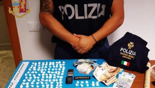 Drogë në tualet e para të fshehura nëpër letrat higjienike, arrestohet i riu shqiptar në Itali