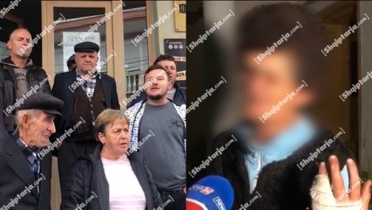E pazakontë në Korçë! 55-vjeçarja denoncoi fqinjin se abuzoi seksualisht me të birin e sëmurë! Banorët në protestë: Të dëbohet familja e varfër