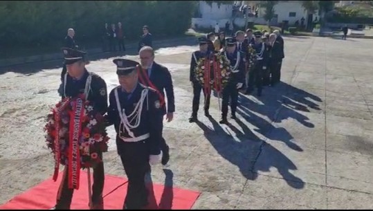 78-vjetori i Çlirimit të Vlorës, zhvillohet ceremoni në varrezat e Dëshmorëve! Marrin pjesë vetëm 3 deputetë nga PS