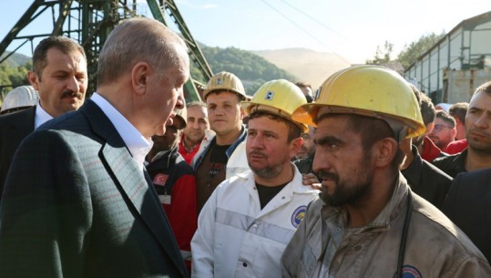 Shpërthimi i minierës në Turqi, Presidenti Erdogan shkon në vendin e tragjedisë, ndjek nga afër operacionet e kërkim shpëtimit 