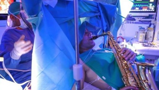'Kur talenti të ndihmon të kapërcesh sfidat e shëndetit', iu nënshtrua ndërhyrjes kirurgjikale në tru, muzikanti në Itali i bie saksofonit gjatë 9 orëve operacion