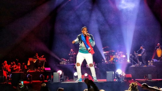 Pamje të RËNDA/ Këngëtari i njohur ndërron jetë në skenë, fansat të shokuar