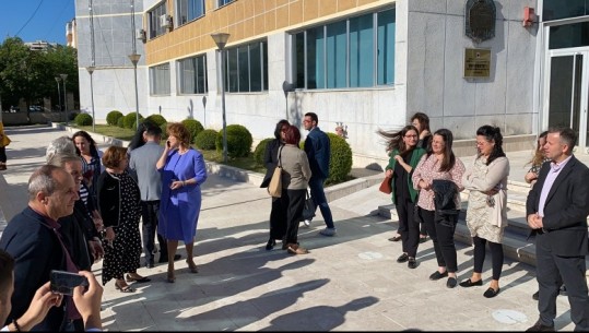 Në Elbasan pedagogët e përçarë, disa bojkotojnë mësimin: Rëndësi ka kauza, jo numri i protestuesve