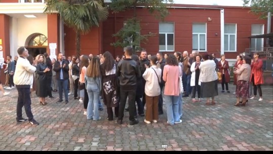 Nis sot universiteti, 19400 studentë ulen për herë të parë në auditore! Disa pedagogë në Tiranë dhe rrethe bojkotojnë, kërkojnë rritje pagash