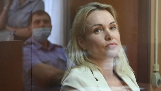 Arratiset nga Rusia ish gazetarja që protestoi kundër pushtimit të Ukrainës, avokati: Shkoi në Europë bashkë me vajzën