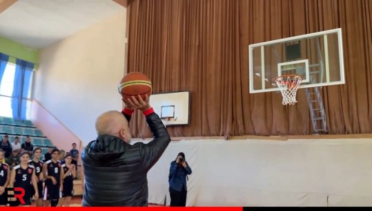 VIDEOLAJM/ Rama në pallatin e Sportit në Përmet, ‘sfidë’ me lojtaren më të mirë të basketbollit! Muzhaqi fton fëmijët: Ejani luani me kryeministrin
