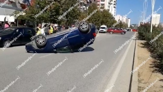 Aksident rrugor në Vlorë, makina kthehet përmbys në rrugë (VIDEO)
