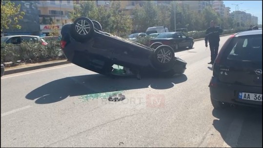Aksident rrugor në Vlorë, makina kthehet përmbys në rrugë
