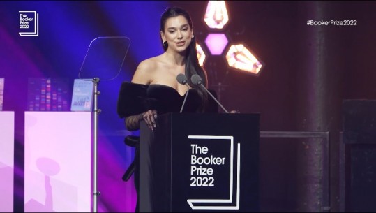 VIDEO/ Dua Lipa përmend Ismail Kadarenë gjatë fjalimit në 'Booker Prize' në Londër: Më lidhi me identitetin shqiptar