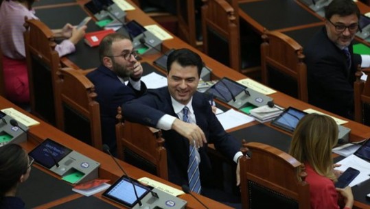 Lulzim Basha merr pjesë në votimin e ligjit për hapjen e dosjeve të komunizmit