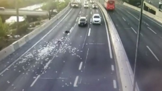 Mbi 10 mijë dollarë të shpërndara në autostradën e Kilit! Hajdutët i hodhën gjatë ndjekjes nga policia