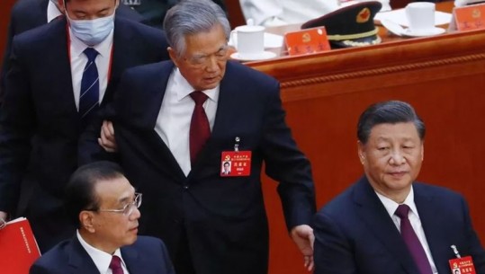 VIDEO/ Ish-udhëheqësi kinez nxirret pa dëshirën e tij nga Kongresi i Partisë Komuniste! E tërheqin prej krahu