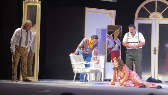 ‘Darka e të marrëve’, komedia e dramaturgut francez premierë në teatrin e Vlorës! Aktori Bujar Asqeriu rikthehet në skenë pas 20 vitesh