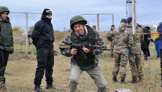 'Ushtria' e Putin, burra dhe gra të moshës së mesme stërviten në Rusi për të luftuar dhe për të mbrojtur vendin, por janë në siklet kur përdorin armët