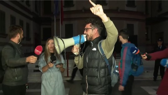 Djali i Ilir Vrenozit drejton protestën me 'një grusht' njerëzish për vdekjen e Lear Kurtit