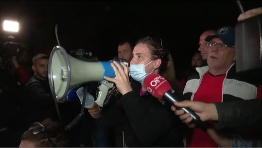 Protesta për Lear Kurtin/ Qytetarja me fjalor rruge: Shtet k*rvar, me drogaxhi e ku*va, e keni degjeneruar Shqipërinë 