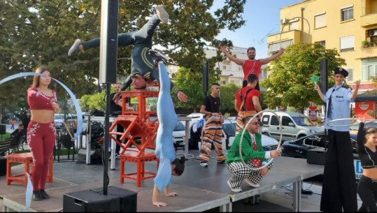 Artistët e cirkut Kombëtar japin performancë me lojëra dhe akrobaci gjatë maratonës në Tiranë