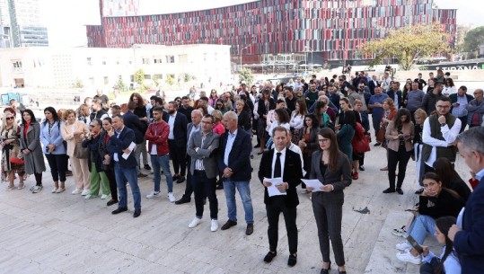 Disa pedagogë vijojnë bojkotin e mësimit në Tiranë, protestojnë para Korpusit! I dërgojnë letër presidentit: Rama të ndalojë intimidimin ndaj nesh