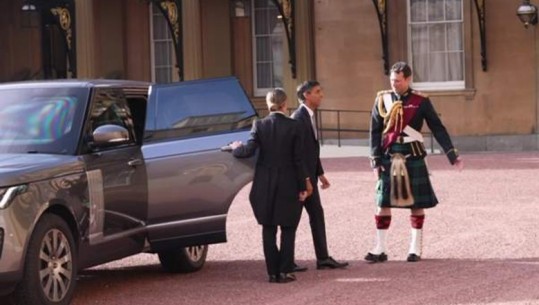 Sunak mbërrin në Buckingham Palace