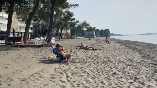 Fundi i tetorit nuk ‘tremb’ pushuesit në Shëngjin, moti i ngrohtë tërheq qytetarët në plazh