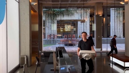 Elon Musk te selia 'Twitter-it' me një lavaman në dorë! Është pranë afatit për blerjen e kompanisë (VIDEO)