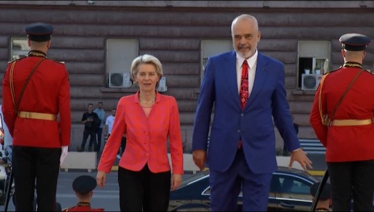 Presidentja e Komisionit Evropian vizitë në Tiranë, shkon në Kryeministri (VIDEO)